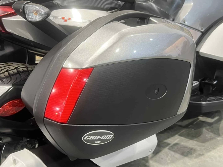 2013 BRP CAN-AM SPYDER ST-S / SE-5 (SEMI-AUTOMATIQUE) + SEULEMENT 30505 KM + CONDITION A1 