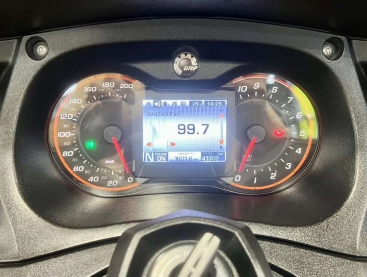 2015 BRP CAN-AM SPYDER RT LIMITED SE-6 (SEMI-AUTOMATIQUE) + ROTAX 1330 cc ACE + SEULEMENT 41302 KM + TOUTE ÉQUPÉE 
