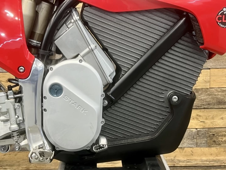 2026 STARK FUTURE VARG SM - SUPERMOTO 100% VE - ELECTRIQUE LEGALE SUR LA ROUTE+ 60 H.P @ 80 H.P + GARANTIE 2 ANS 