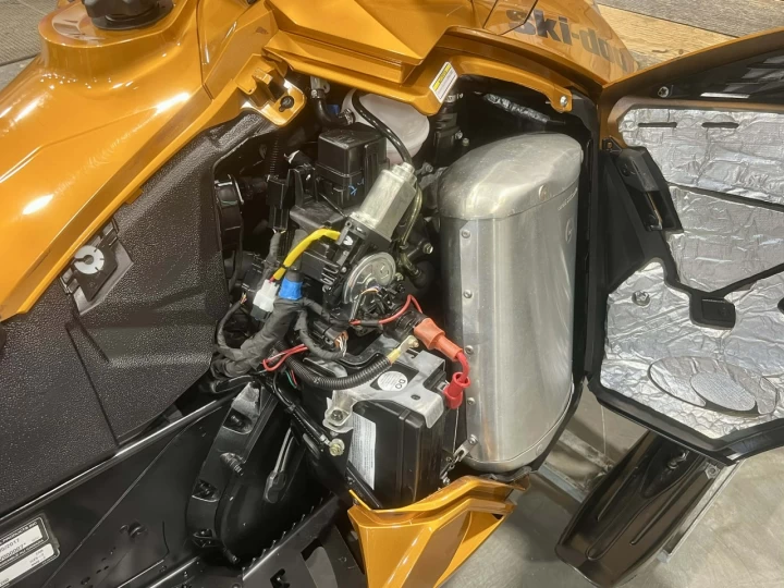 2018 BRP SKI-DOO GRAND TOURING S.E 1200 EFI 4-TEC 137'' + SUSPENSION A AIR + SEULEMENT 6935 KM + RARE & A1 