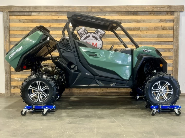 2025 BRP CAN-AM COMMANDER 700 EFI + 4X4 + DPS + MAGS & PNEUS NEUFS + SEULEMENT 2759 KM + RARE & CONDITION A1 
