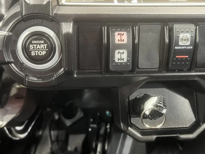 2025 BRP CAN-AM COMMANDER 700 EFI + 4X4 + DPS + BAS KM + 2 X EN INVEMTAIRE 