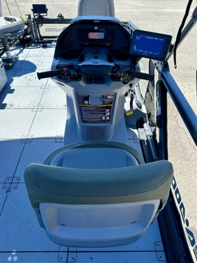 2025 BRP SEA-DOO SWITCH 18' EDITION FISH + ROTAX 230 HP + IBR + VTS + IDF + GPS + AUDIO + TOIT BIMINI + REMORQUE + RARE & A1 