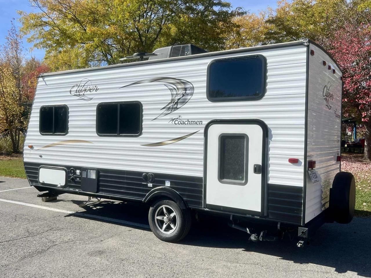 2017 FOREST RIVER COACHMAN CLIPPER 17 BH + BUNK BEDS + COUCHE 5 PERSONNE + COULEUR MODERNE + CONDITION A1  Image principale