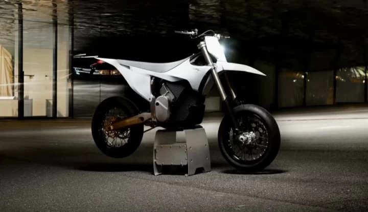 2026 STARK FUTURE VARG SM - SUPERMOTO 100% VE - ELECTRIQUE LEGALE SUR LA ROUTE+ 60 H.P @ 80 H.P + GARANTIE 2 ANS 