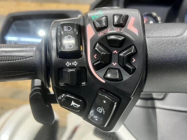 2017 BRP CAN-AM SPYDER RT-S SE-6 (SEMI-AUTOMATIQUE) ROTAX 1330 cc EFI + SEULEMENT 25499 KM + RARE & A1 