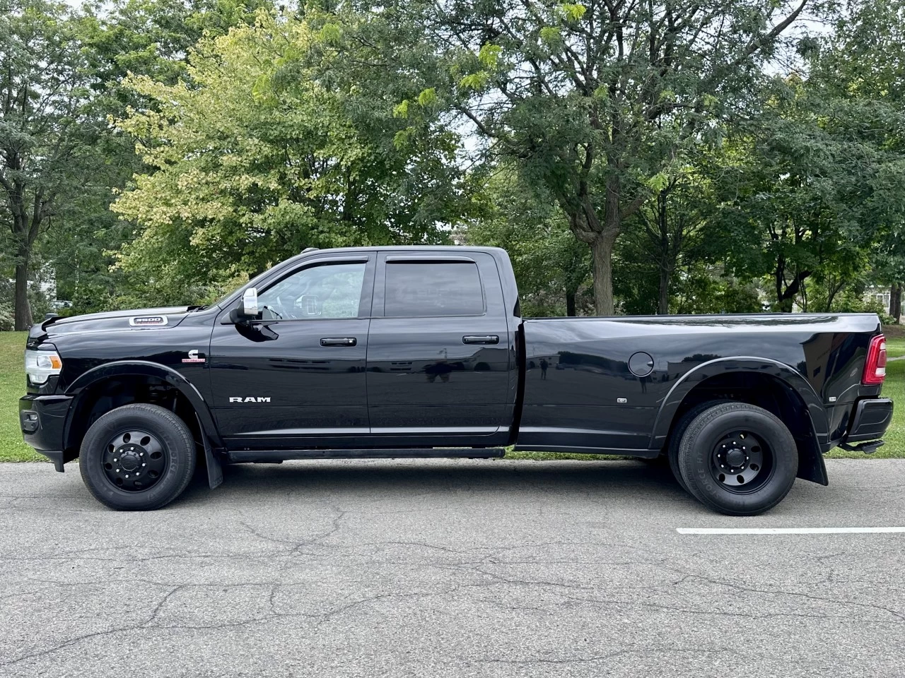 2019 RAM 3500 LARAMIE CUMMINS 6.7L H.O - HIGH OUTPUT + CREW CAB + 4WD + BOITE LONGUE + SUSPENSION A AIR + RARE & A1  Image principale