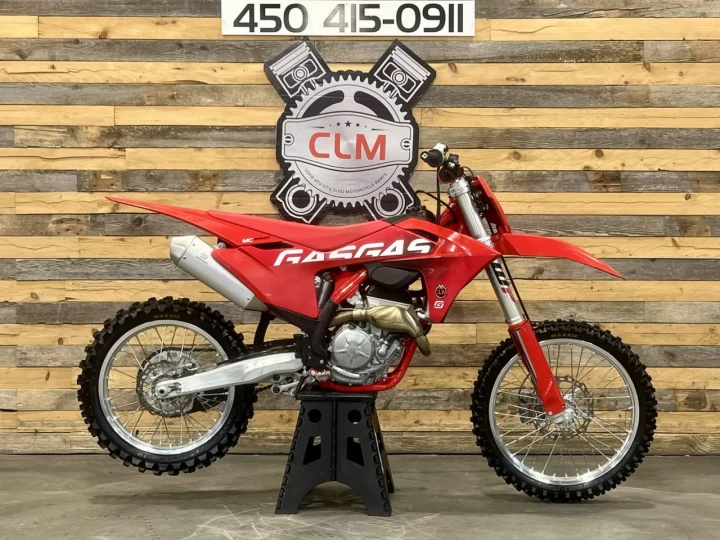 2024 GAS GAS MC 250F EFI + SEULEMENT 3 HR + DEMARREUR ELECTRIQUE + 4 TEMPS + RARE & CONDITION A1 