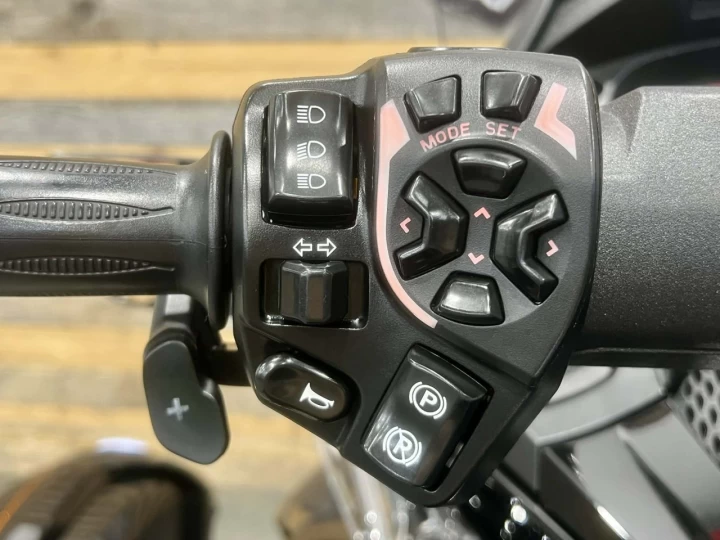 2015 BRP CAN-AM SPYDER ST LIMITED SE-5 (SEMI-AUTOMATIQUE) + BAS KM 26699 KM + GPS + RADIO + SACCOCHE + COULEUR RARE & A1 