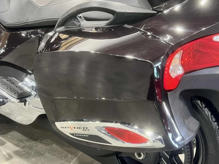 2013 BRP CAN-AM SPYDER RT LIMITED SE-5 (semi-automatique) 61598 KM + RADIO + GPS + SUSPENSION A AIR + ENSEMBLE CHROME 