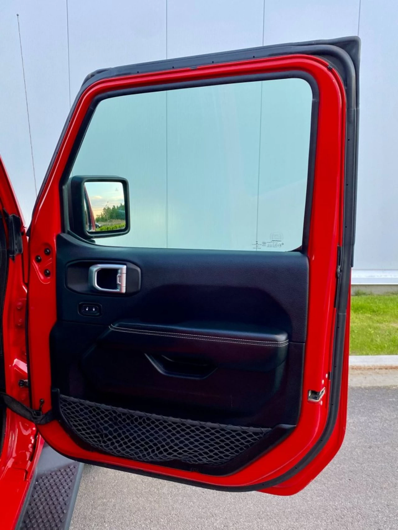 2019 JEEP WRANGLER UNLIMITED EDITION SAHARA 4X4 + TOIT ELECTRIQUE SKY + INYERIEUR CUIR +COULEUR RARE  Image principale
