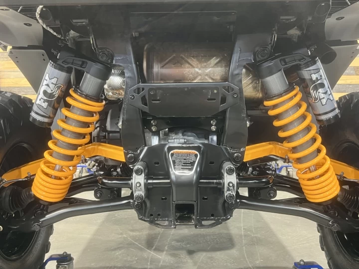 2025 BRP CAN-AM COMMANDER XT-P 1000R EFI + 4WD + DPS + FOX + SEULEMENT 1049 KM + RARE & IMPECCABLE A1 