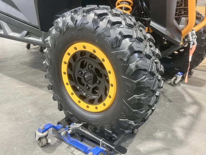 2025 BRP CAN-AM COMMANDER XT-P 1000R EFI + 4WD + DPS + FOX + SEULEMENT 1049 KM + RARE & IMPECCABLE A1 