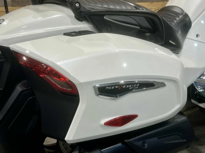 2016 BRP CAN-AM SPYDER F3 LIMITED SE-6 (SEMI-AUTOMATIQUE) + ROTAX 1330 cc EFI + SEULEMENT 34305 KM + ENSEMBLE CHROME 