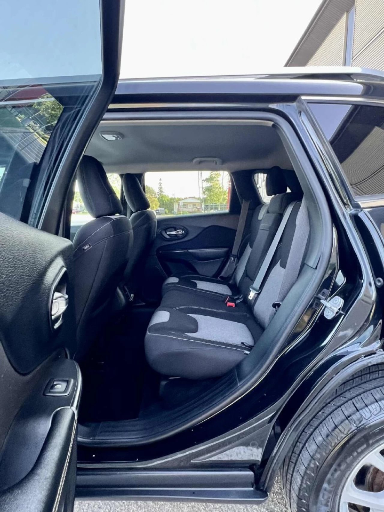 2014 JEEP CHEROKEE EDITION NORTH + V6 + 4X4 + 5 PASSAGERS + 196750 KM + PAS DE ROUILLE A1  Image principale