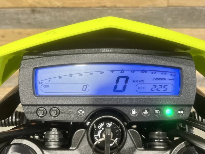 2023 KAWASAKI KLX 300 SM - SUPER MOTARD + LÉGALE SUR LA ROUTE + SEULEMENT 8 KM 