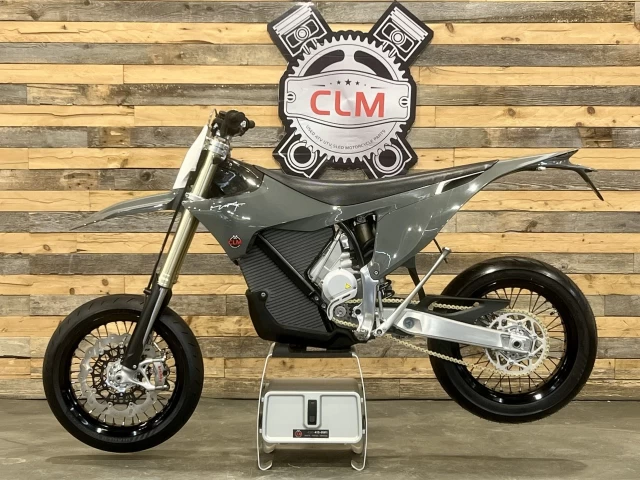 STARK FUTURE VARG SM - SUPERMOTO 100% VE - ELECTRIQUE + MOTO LEGALE SUR ROUTE + 60 H.P @ 80 H.P + GARANTIE DE 2 ANS + RARE  2026