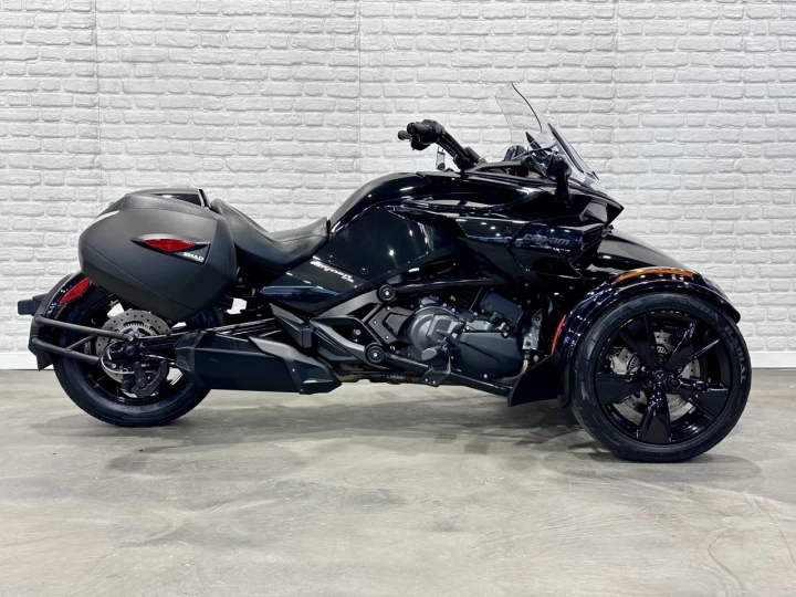 2023 BRP CAN-AM SPYDER F3 SE-6 = SEMI-AUTOMATIQUE + ROTAX 1330 ACE EFI + SEULEMENT 18205 KM + TOUT NOIR + RARE & A1 