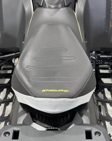 2024 BRP SKI-DOO RENEDAGE ADRENALINE AVEC ENSEMBLE ENDURO 9AA cc ACE EFI 137'' + SEULEMENT 2951 KM + ECRAN 10'' + REV GEN5 + RARE & A1 