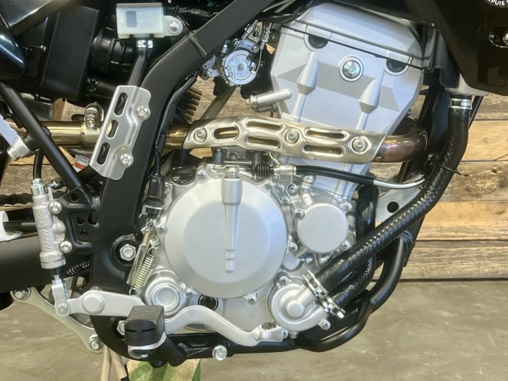 2023 KAWASAKI KLX 300 SM - SUPER MOTARD + LÉGALE SUR LA ROUTE + SEULEMENT 8 KM 