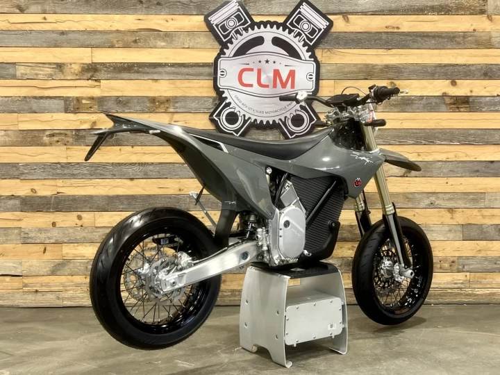 2026 STARK FUTURE VARG SM - SUPERMOTO 100% VE - ELECTRIQUE + MOTO LEGALE SUR ROUTE + 60 H.P @ 80 H.P + GARANTIE DE 2 ANS + RARE 