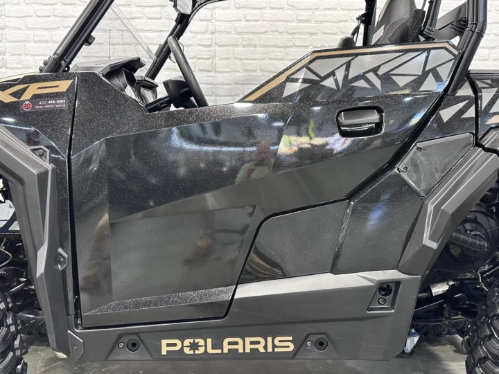 2023 POLARIS GENERAL XP 1000 EFI PREMIUM DELUXE + 4WD + EPS + AUDIO + SEULEMENT 3425 KM + RARE & A1 