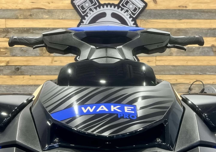 2025 BRP SEA-DOO WAKE PRO 230 H.P + IBR + VTS + IDF + AUDIO + ENSEMBLE TECH + 3 PASSAGERS + SEULEMENT 24 HR + RARE & A1 
