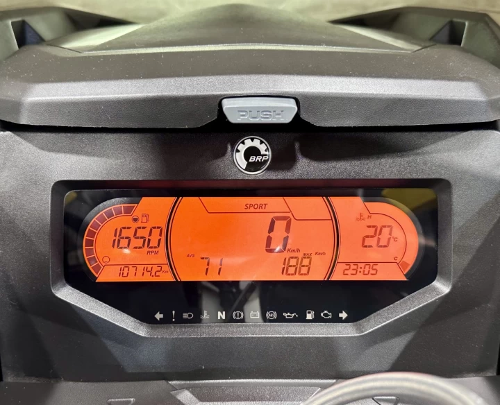 2025 BRP SKI-DOO RENEGADE X-RS 900 TURBO ''R'' 180 H.P + REV GEN5 + 10714 KM + COULEUR RARE & A1 