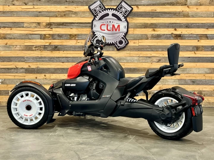 2022 BRP CAN-AM RYKER RALLY 900 + BANC PASSAGER & DOSSIER + PARE-BRISE + AKRAPOVIC + 4385 KM 