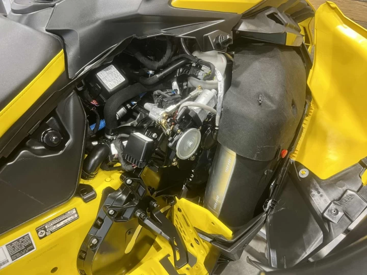 2025 BRP SKI-DOO RENEGADE X-RS 900 ACE TURBO R 180 HP + REV GEN5 + GARANTIE BEST + 7512 KM + RARE & A1 