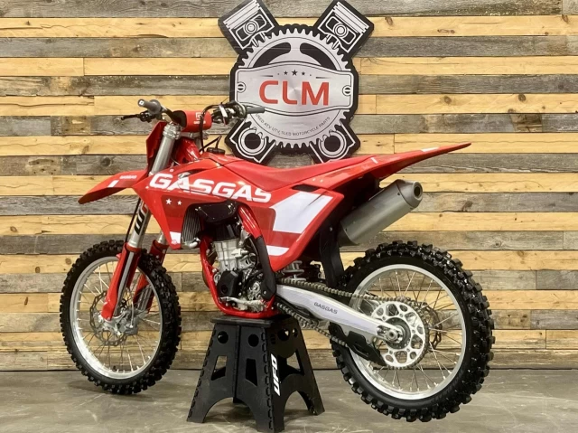 GASGAS MC 450F EFI + 4 TEMPS + MX-MOTOCROSS + SEULEMENT 50 HR + KIT GRAPHIQUE CUSTOM NEUF  2024