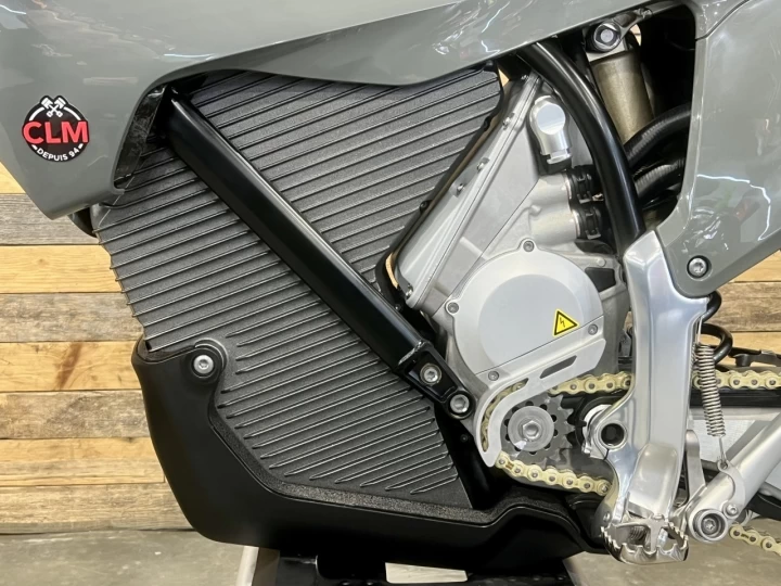 2026 STARK FUTURE VARG SM - SUPERMOTO 100% VE - ELECTRIQUE + MOTO LEGALE SUR ROUTE + 60 H.P @ 80 H.P + GARANTIE DE 2 ANS + RARE 