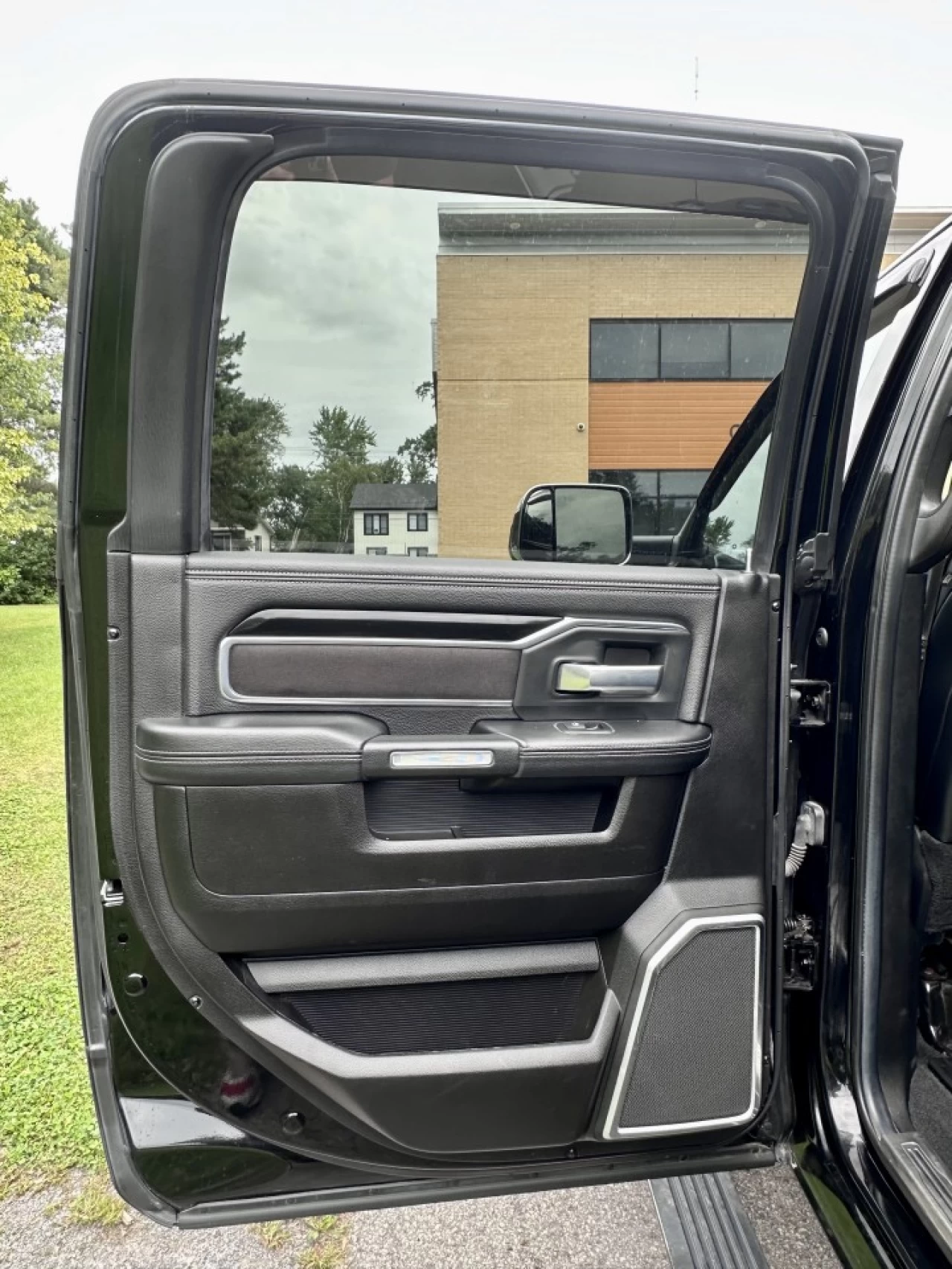 2019 RAM 3500 LARAMIE CUMMINS 6.7L H.O - HIGH OUTPUT + CREW CAB + 4WD + BOITE LONGUE + SUSPENSION A AIR + RARE & A1  Image principale
