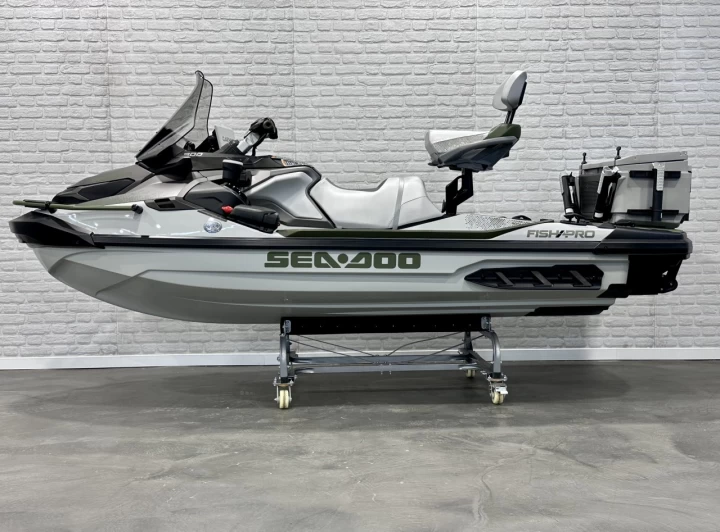 2025 BRP SEA-DOO FISHPRO APEX EDITION 300 HP + IBR + VTS + IDF + GPS + AUDIO + TECH PKG + COOLER + 3 PASSAGERS + 4 HR + RARE & A1 