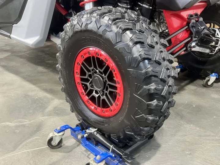 2025 BRP CAN-AM MAVERICK MAX X3 X-RS TURBO ''RR'' 200 H.P + D.P.S + 4X4 + 72'' +4 PASSAGERS + SEULEMENT 1403 KM + RARE & CONDITION A1 