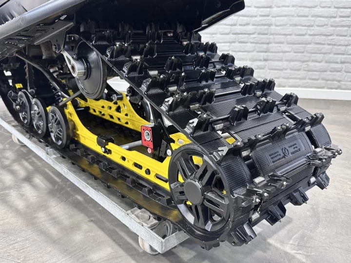 2024 BRP SKI-DOO RENEDAGE ADRENALINE AVEC ENSEMBLE ENDURO 9AA cc ACE EFI 137'' + SEULEMENT 2951 KM + ECRAN 10'' + REV GEN5 + RARE & A1 