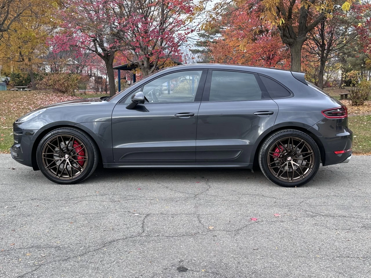 2017 PORSCHE MACAN TURBO + 440 HP AVEC ENS.PERFORMANCE PORSCHE + 4WD + MAGS 21'' + TOUTE ÉQUIPÉE  Image principale