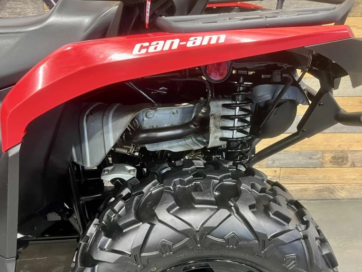 2023 BRP CAN-AM OUTLANDER MAX 700 XT EFI + DPS + 4X4 + 742 KM SEULEMENT + TREUIL + MAGS 