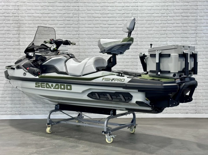 2025 BRP SEA-DOO FISHPRO APEX EDITION 300 HP + IBR + VTS + IDF + GPS + AUDIO + TECH PKG + COOLER + 3 PASSAGERS + 4 HR + RARE & A1 
