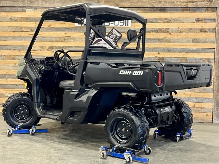 2016 BRP CAN-AM DEFENDER HD-8 EFI + 4X4 + D.P.S + 3 PASSAGERS + 2758 KM SEULEMENT 