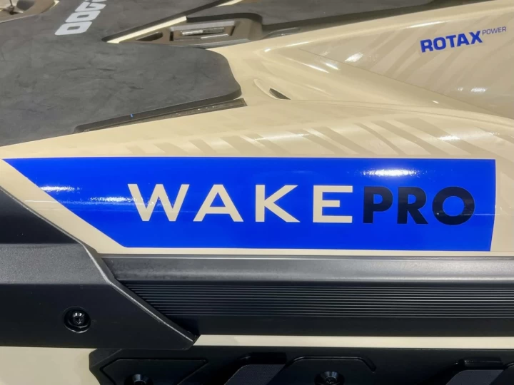 2025 BRP SEA-DOO WAKE PRO 230 H.P + IBR + VTS + IDF + AUDIO + ENSEMBLE TECH + 3 PASSAGERS + SEULEMENT 24 HR + RARE & A1 