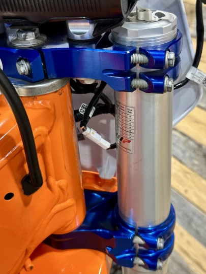 2022 KTM 350 XC-F EFI + 4 TEMPS + SEULEMENT 22 HR + BEAUCOUP D'OPTIONS $$$ INCLUSES + A1 