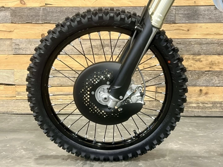 2025 STARK FUTURE VARG EX 60 H.P @ 80 H.P + LÉGALE SUR LA ROUTE + 0KM NEUVE + 2 ANS DE GARANTIE 