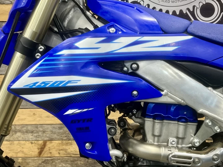 2025 YAMAHA YZ 450F EFI + 4 TEMPS + SEULEMENT 21 HR + RARE & CONDITION A1 