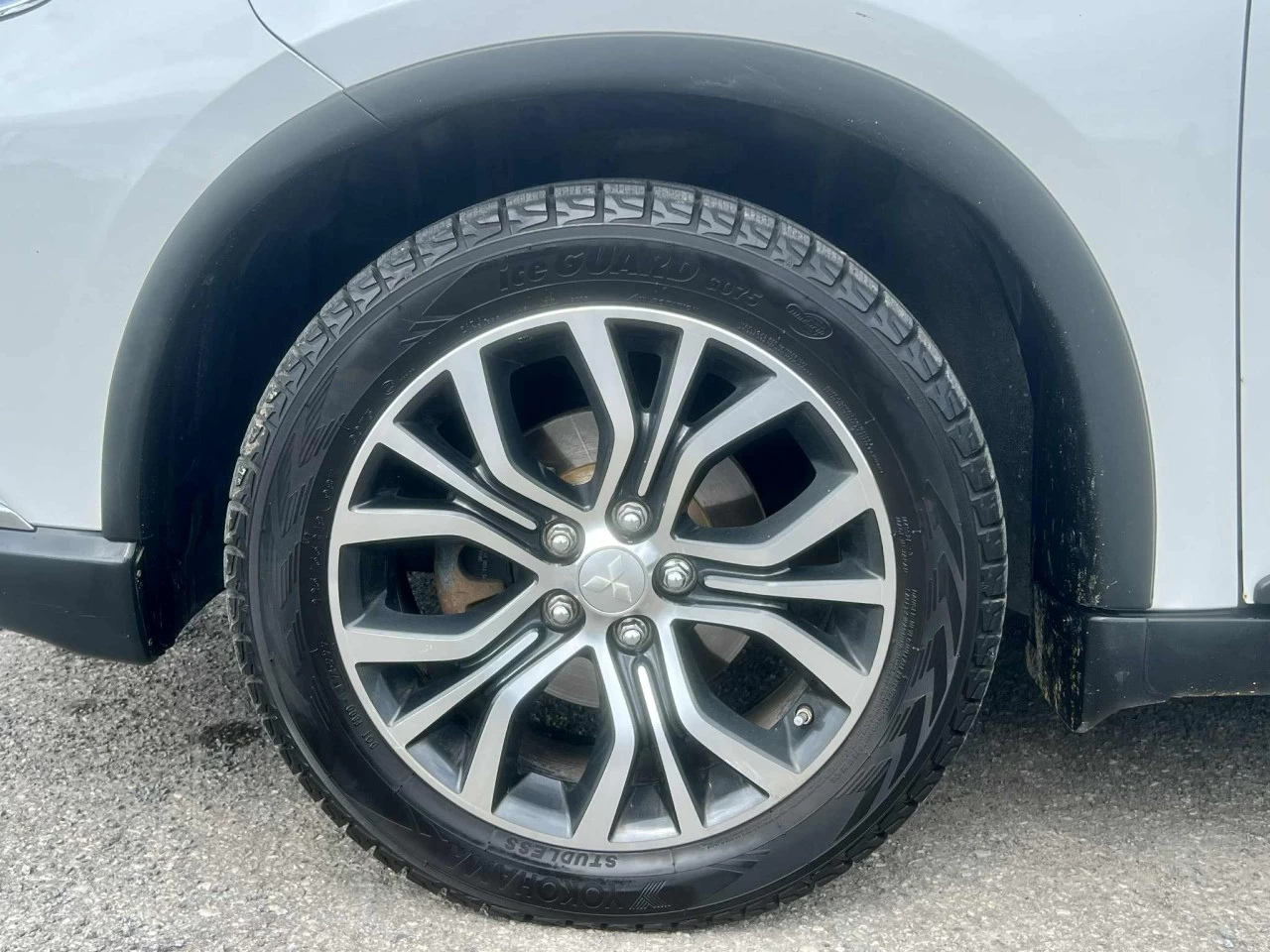 2017 MITSUBISHI OUTLANDER E.S AWD/4X4 + 7 PASSAGERS + CUIR + TOUTE ÉQUIPÉE + A1  Image principale