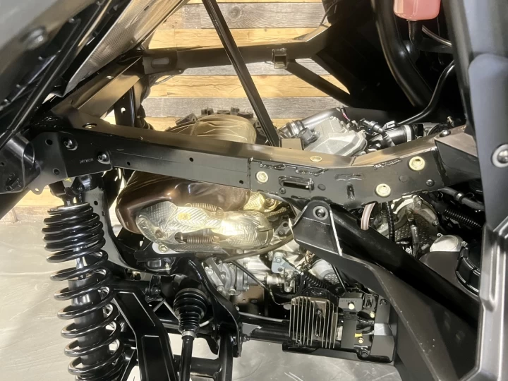 2025 BRP CAN-AM COMMANDER 700 EFI + 4X4 + DPS + MAGS & PNEUS NEUFS + SEULEMENT 2759 KM + RARE & CONDITION A1 