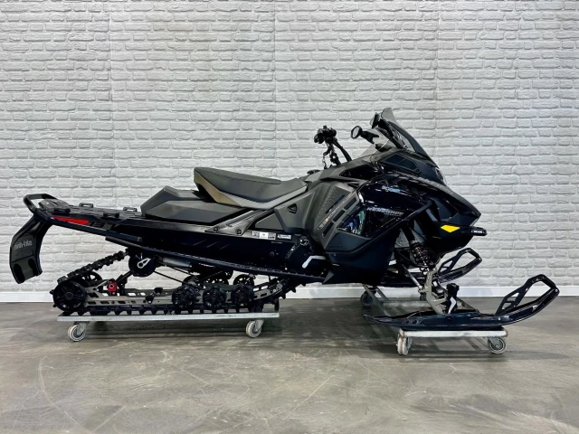 BRP SKI-DOO RENEGADE ENDURO 900 ACE EFI 137'' + ECRAN 10'' + SUSPENSION A AIR + BAS KM + RARE & A1  2026
