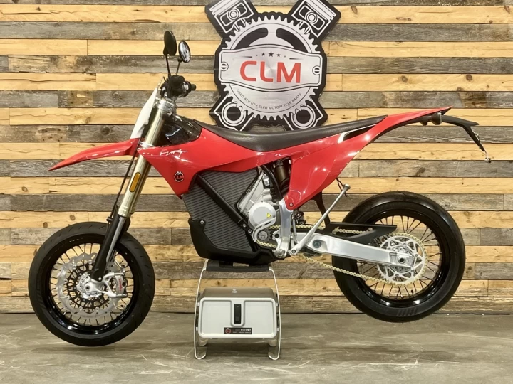 2026 STARK FUTURE VARG SM - SUPERMOTO 100% VE - ELECTRIQUE LEGALE SUR LA ROUTE+ 60 H.P @ 80 H.P + GARANTIE 2 ANS 