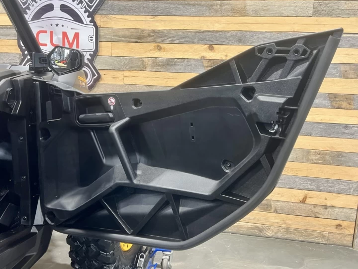 2025 BRP CAN-AM COMMANDER XT-P 1000R EFI + 4WD + DPS + FOX + SEULEMENT 1049 KM + RARE & IMPECCABLE A1 