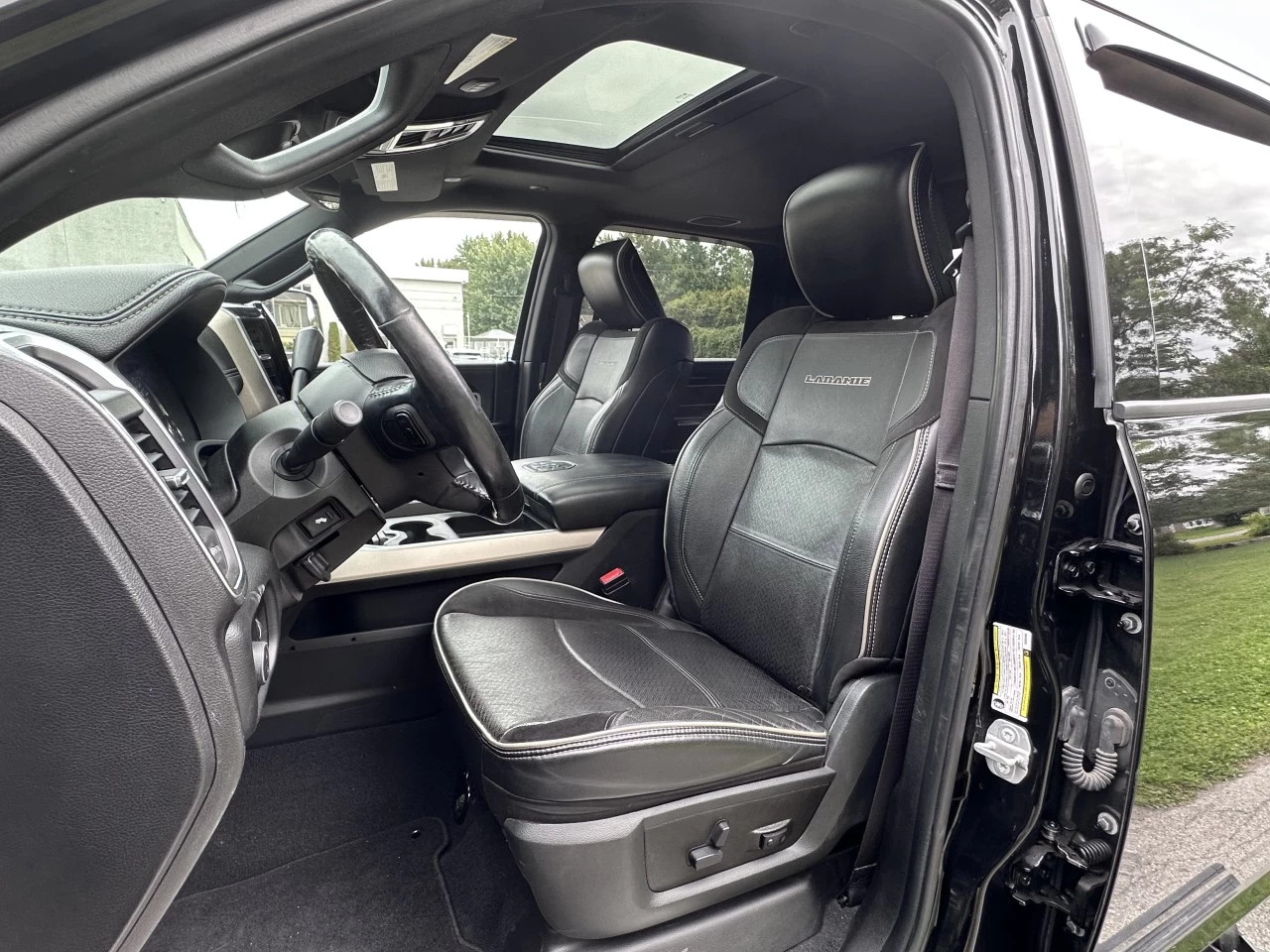 2019 RAM 3500 LARAMIE CUMMINS 6.7L H.O - HIGH OUTPUT + CREW CAB + 4WD + BOITE LONGUE + SUSPENSION A AIR + RARE & A1  Image principale